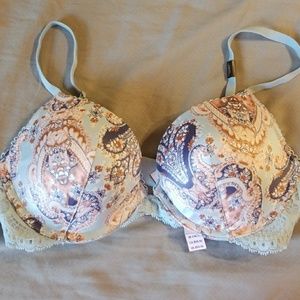 Victoria secret bra size 32d NWT very pretty